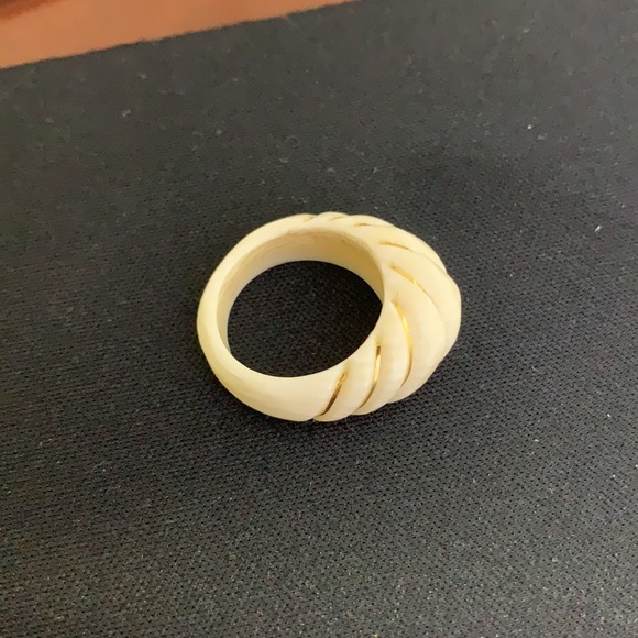 White Ring with 14kt yellow gold inlay - Picture 3 of 3